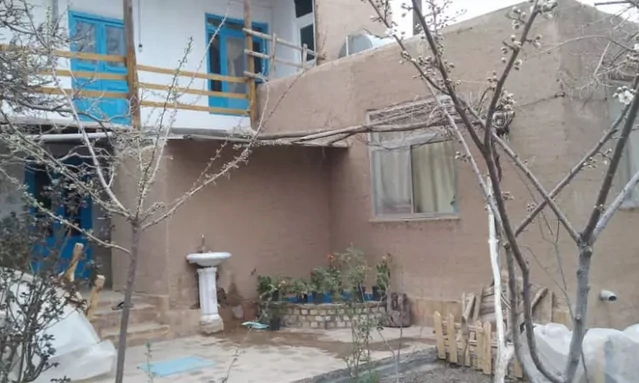 فضای داخل حیاط اقامتگاه سنتی عقیق طرقبه